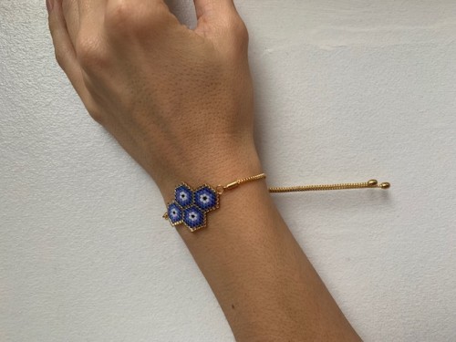 Create beaded pet collars and leashes.