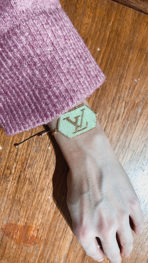 Make beaded coasters and placemats.