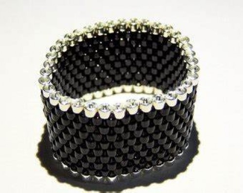 Offer tutorials and instructions for creating specific types of beaded jewelry, such as Miyuki brace
